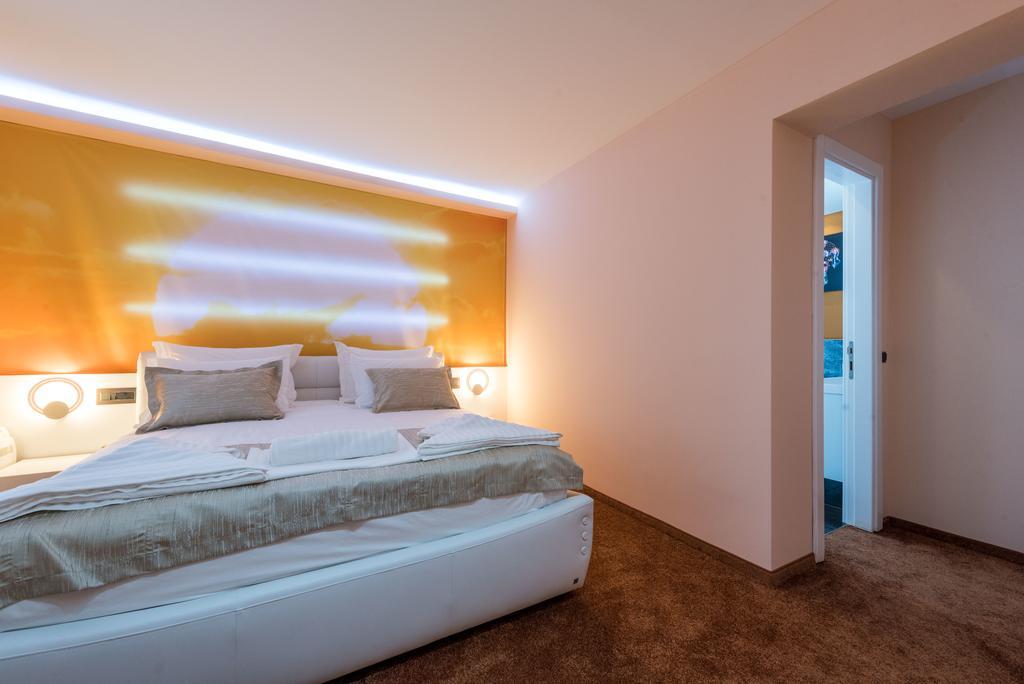 Deluxe Dreibettzimmer mit Balkon und Meerblick