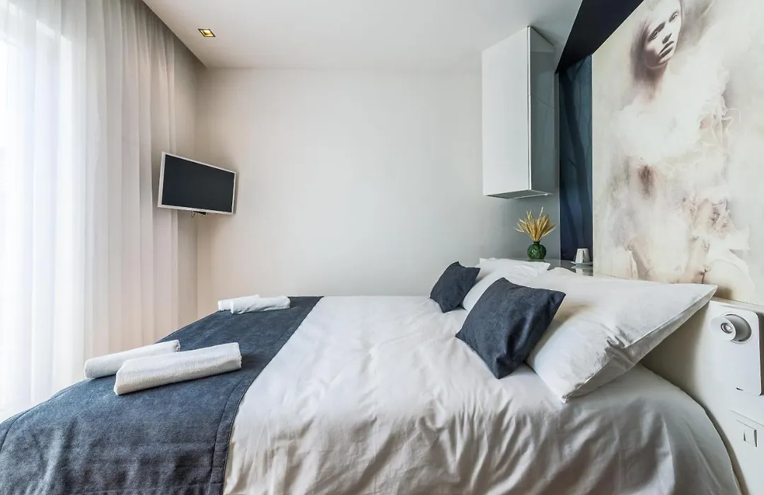Central Rooms In Old Town By Belmont Realty-1