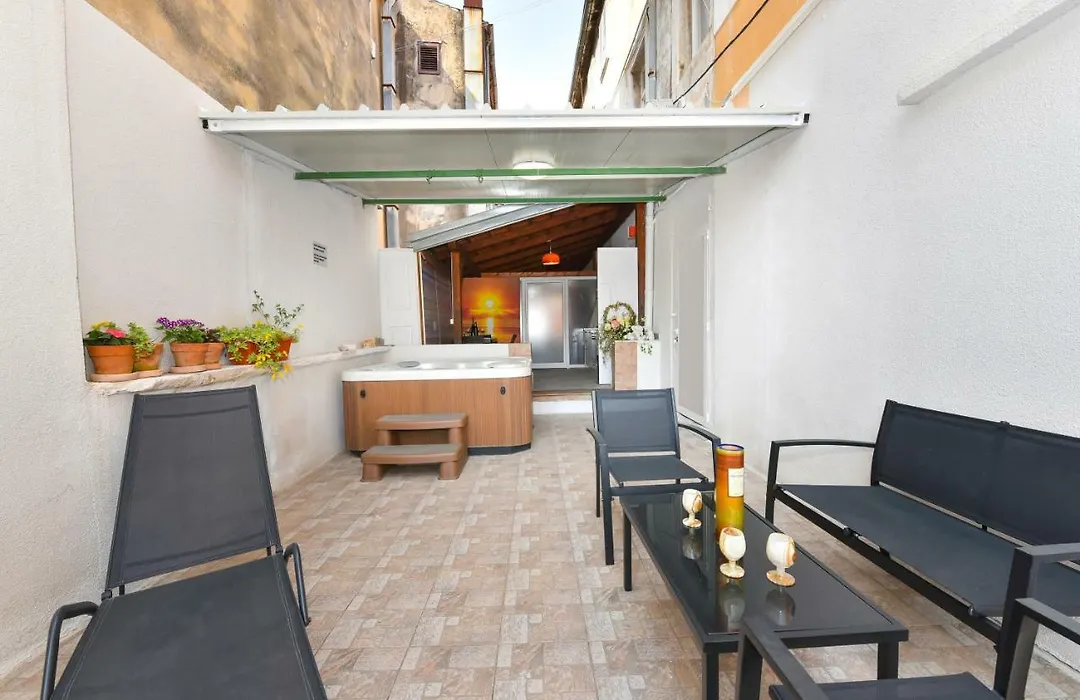 Old Town Jacuzzi Suite-1