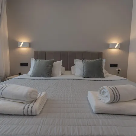 Sky & Sun Luxury Rooms With Private Parking In The Garage-3