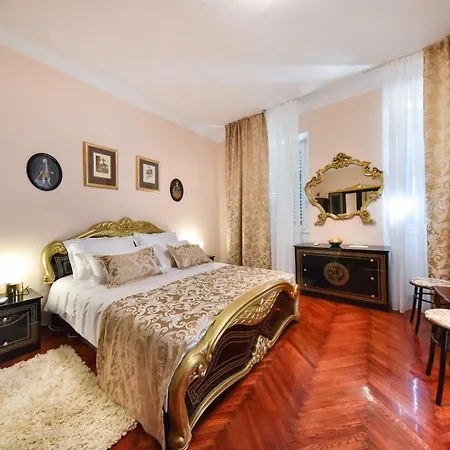 Old Town Jacuzzi Suite-3