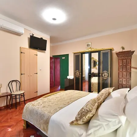Old Town Jacuzzi Suite-2